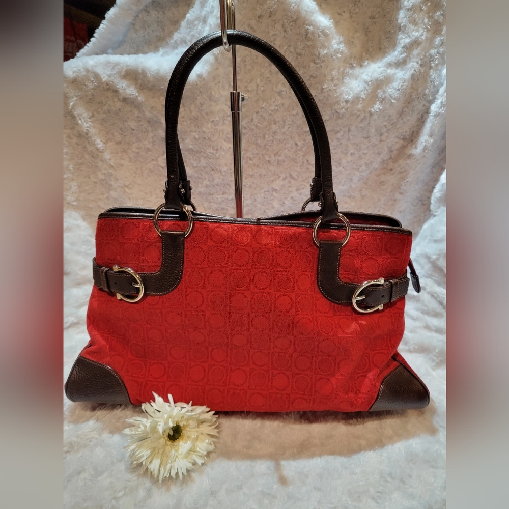 Original Ferragamo shoulder bag.
